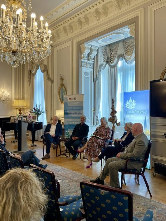 Das Bild zeigt die von der britischen Botschafterin diskutierte Paneldiskussion mit Vertreter:innen österreichischer Hochschulen.
