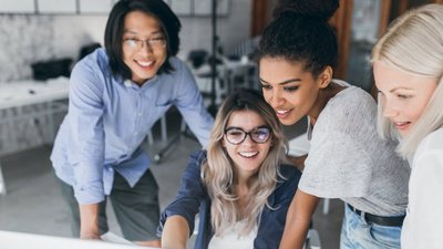 IT-Spezialisten, die auf Laptop schauen