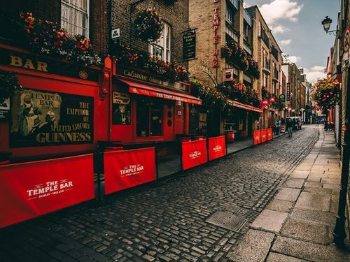 Blick auf die Temple Bar in Dublin. Der Alternativtext wird in Kürze eingefügt