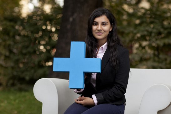 Sitzende Schülerin mit blauen Erasmus-Plus-Symbol.