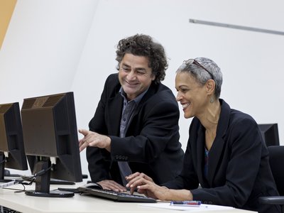 Mann und Frau arbeiten gemeinsam am Computer