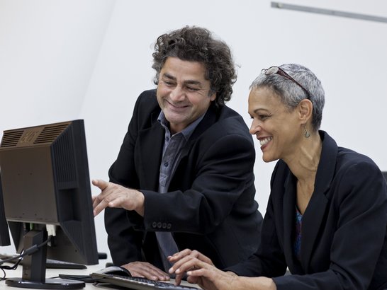 Mann und Frau arbeiten gemeinsam am Computer