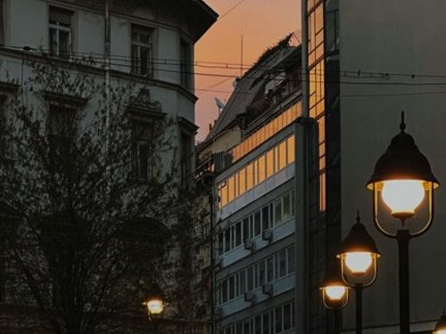 Abendliche Straßenszene in Belgrad.