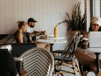 eine-gruppe-von-menschen-die-an-tischen-in-einem-restaurant-sitzen