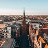 Aerial shot of St. Gertrude Church on background of Riga, Latvia Blick auf Riga mit einer Kirche im Hintergrund