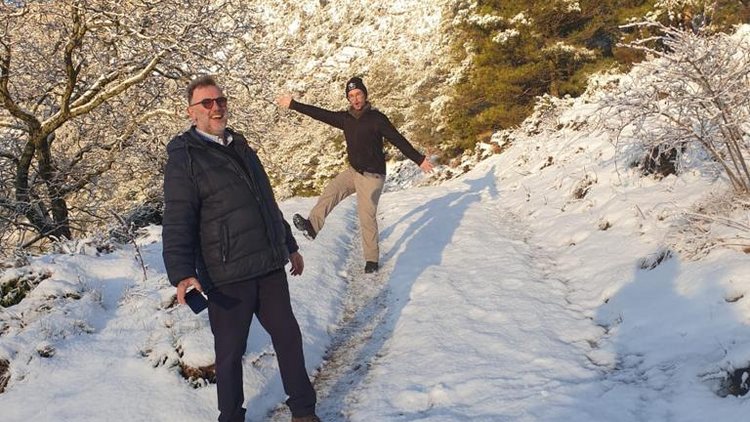 Mann und Frau posen im Schnee