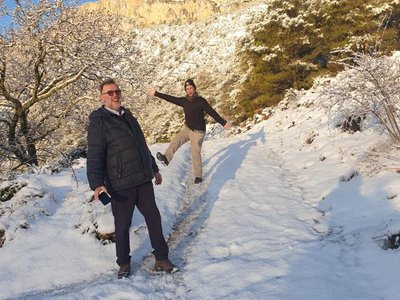 Mann und Frau posen im Schnee