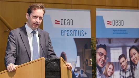 Jakob Calice hält eine Rede