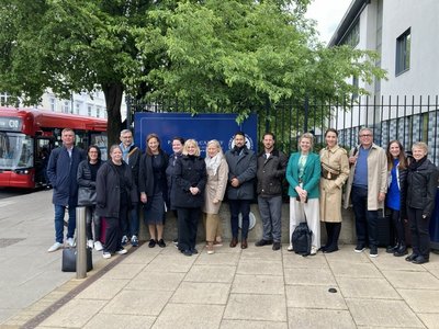 Gruppenfoto der österreichischen Delegation von 15 Personen vor dem Eingang der Turnaround-Schule Pimlico Academy in London 