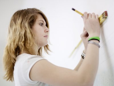 Frau zeichnet auf einem Whiteboard