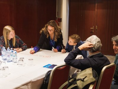 Erasmus+ : Promoting Mobilities in STEM Fields in Higher Educati Fünf Personen sitzen an einem Tisch und diskutieren im Rahmen eines Workshops.