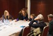 Fünf Personen sitzen an einem Tisch und diskutieren im Rahmen eines Workshops.