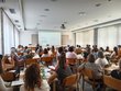 Foto der gesamten Teilnehmerschaft in einem Klassenzimmer