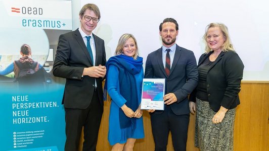 Gruppenfoto Gewinner-Organisation Erasmus+ Award 2023, Schulbereich GIBS