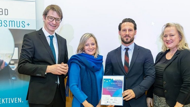 Gruppenfoto Gewinner-Organisation Erasmus+ Award 2023, Schulbereich GIBS