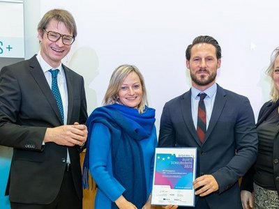 Gruppenfoto Gewinner-Organisation Erasmus+ Award 2023, Schulbereich GIBS