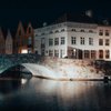 Blick auf den Kanal in Brügge bei Nacht.