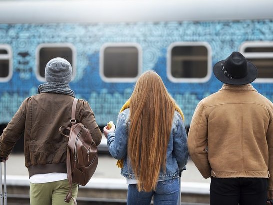 Junge Reisende vor Zug