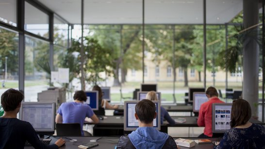 Klassenraum mit Schülern vor Bildschirmen