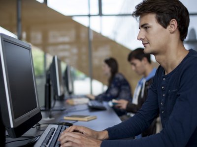 Junge Menschen arbeiten an Computern