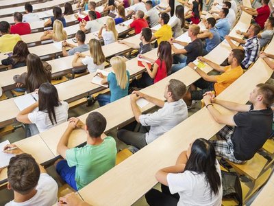 Studentinnen und Studenten in einem Hörsaal