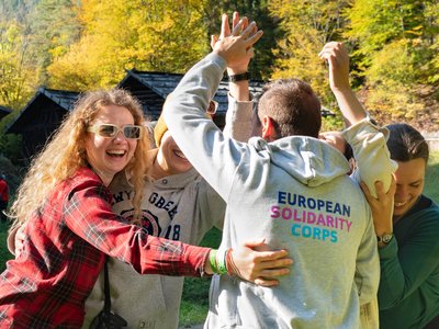 Eine Gruppe junger Menschen, die beim ESK teilnehmen